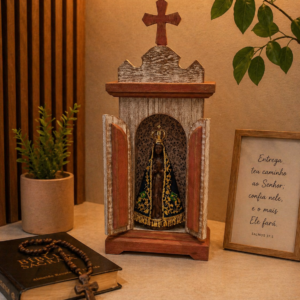 Oratório de Madeira com Porta Rosa e Branco