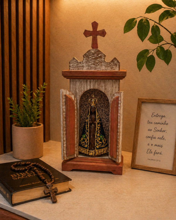 Oratório de Madeira com Porta Rosa e Branco