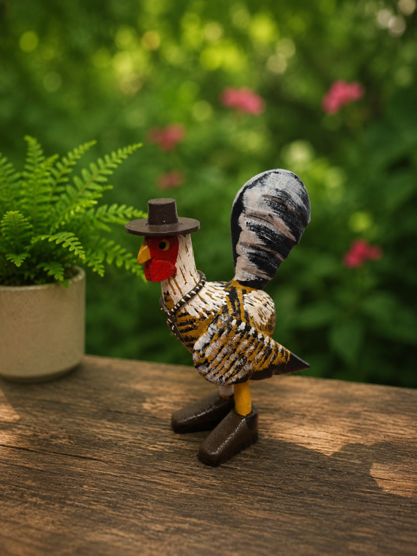 Galo Decorativa com Botas em Madeira Maciça