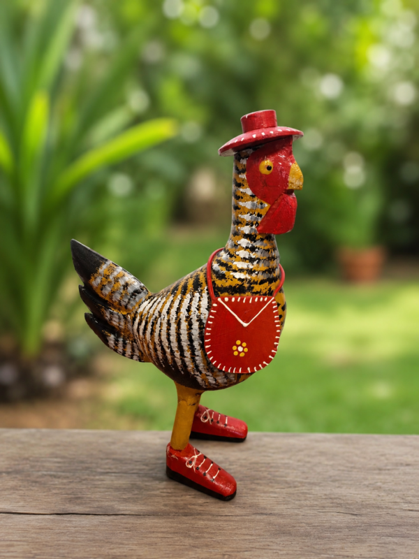 Galinha com Botas Decorativo em Madeira Maciça
